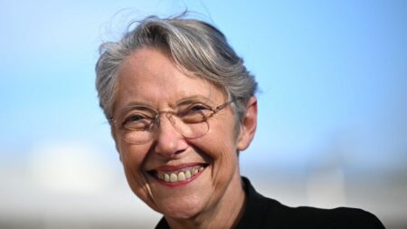 "Je veux continuer à agir pour les Français", confie Elisabeth Borne à son retour de l'île de la Réunion
              La Première ministre affirme son envie de rester en poste à Matignon : "J'ai porté des réformes, je connais les élus, le Parlement, je peux être utile à mon pays".
