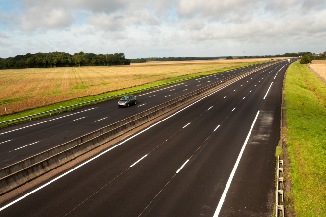 Embouteillages routiers alors que les manifestants bloquent l'autoroute de Normandie à cause du plan d'extension