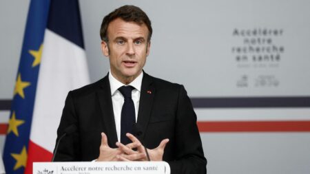 Pollution plastique : Emmanuel Macron appelle à "mettre fin à un modèle insoutenable"
              Le président de la République s'est exprimé lundi, jour de la reprise à Paris des négociations sur un futur traité mondial contre le plastique.