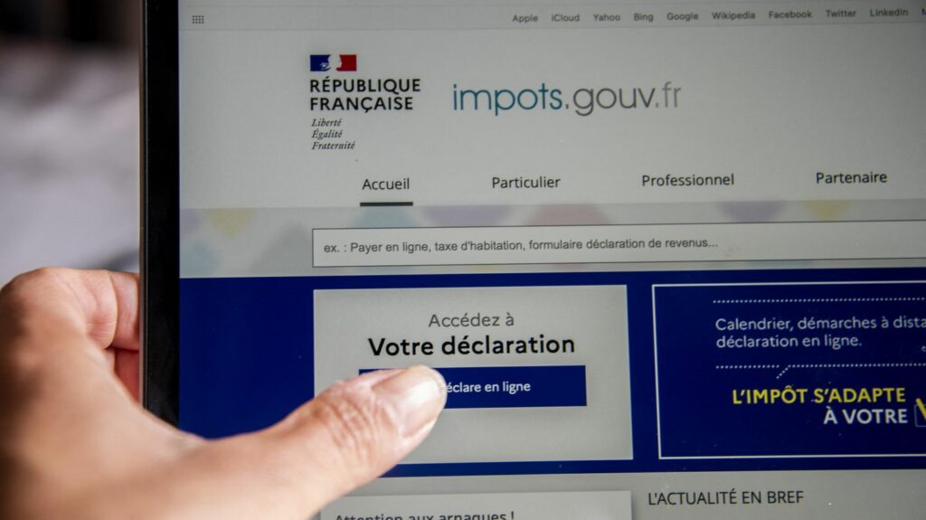 Impôts : Emmanuel Macron pense à une baisse pour les classes moyennes
                  Dans le journal L’Opinion, lundi 15 mai, Emmanuel Macron a dit songer à baisser les impôts pour les classes moyennes, les personnes ayant des revenus de 1 500 à 2 500 euros par mois. Explications en plateau avec David Boéri.