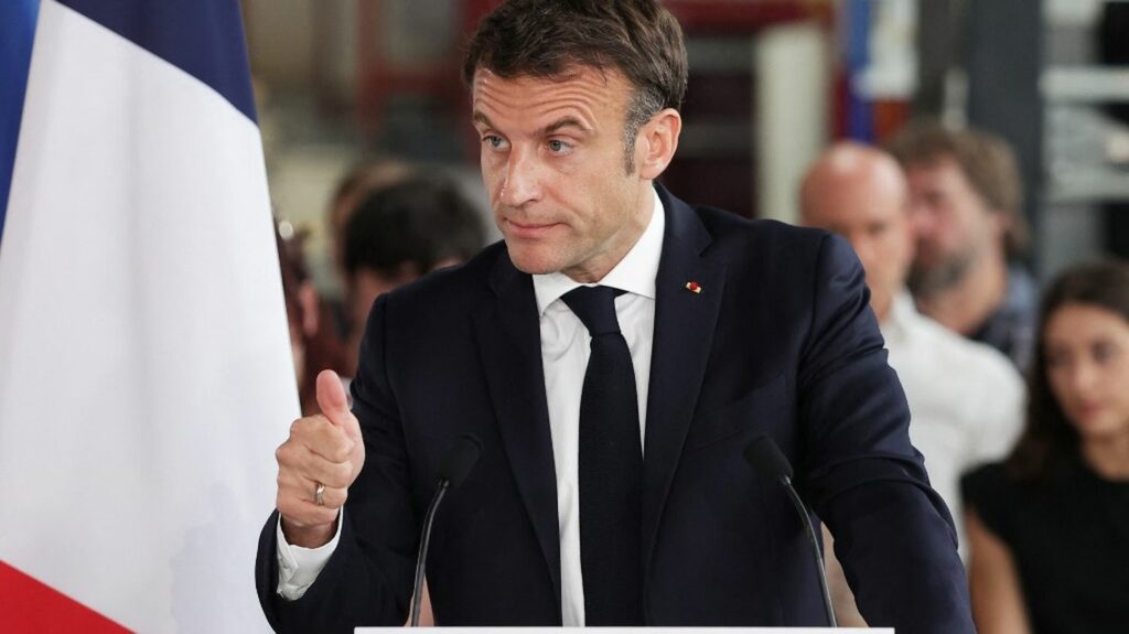 Emmanuel Macron remercie ses électeurs dans une lettre manuscrite publiée sur Twitter, à l'occasion du premier anniversaire de son second mandat
                  "Je tâche, à la responsabilité qui est la mienne et dans la fonction que vous m'avez confiée, d'œuvrer au service de tous les Français, de nos enfants et de l'intérêt général", a écrit le président français.