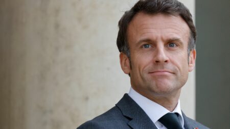 Impôts : Emmanuel Macron veut poursuivre la politique de baisse de la fiscalité pour les classes moyennes
                  "Si on veut continuer d'embarquer le pays, nous avons encore besoin de redonner de la crédibilité au travail", déclare le président de la République dans une interview à "L'Opinion", dimanche.