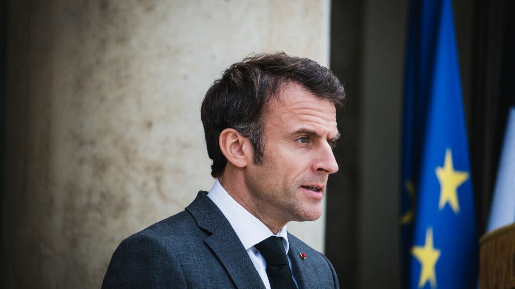 Emmanuel Macron veut "concentrer" deux milliards d'euros de baisses d'impôts sur "les classes moyennes" d'ici à 2027
              Le président de la République a déclaré lundi soir avoir demandé à son gouvernement de faire des propositions à ce sujet.