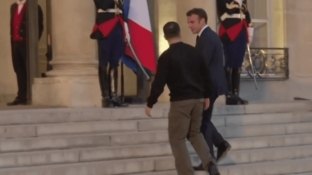 Guerre en Ukraine : Volodymyr Zelensky reçu à l'Élysée par Emmanuel Macron
                  Le président ukrainien Volodymyr Zelensky a été reçu par Emmanuel Macron à l'Élysée, dans la soirée du dimanche 14 mai. Le point sur place avec le journaliste Julien Gal.