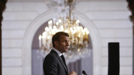 Européennes 2024 : à Bruxelles, la Macronie espère que les retraites ne pèseront pas sur leurs résultats
                  La réforme des retraites aura-t-elle un impact sur les prochaines élections ? À un an des Européennes, le camp présidentiel se montre très optimiste. Le brief politique de Jean-Rémi Baudot.