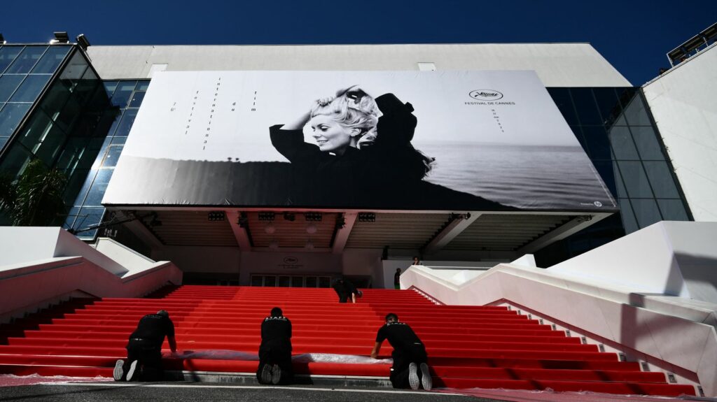 Festival de Cannes 2023 : 500 cinéastes, dont Albert Dupontel et les frères Dardenne, dénoncent les ingérences de l'industrie dans leurs créations
                  Les signataires réclament que la version finale du scénario, le titre du film, la version finale du montage ou encore les génériques ne puissent être modifiés sans l'accord de l'artiste.