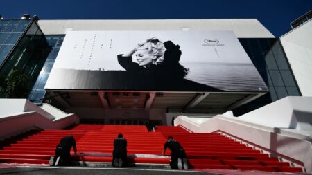 Festival de Cannes 2023 : 500 cinéastes, dont Albert Dupontel et les frères Dardenne, dénoncent les ingérences de l'industrie dans leurs créations
                  Les signataires réclament que la version finale du scénario, le titre du film, la version finale du montage ou encore les génériques ne puissent être modifiés sans l'accord de l'artiste.