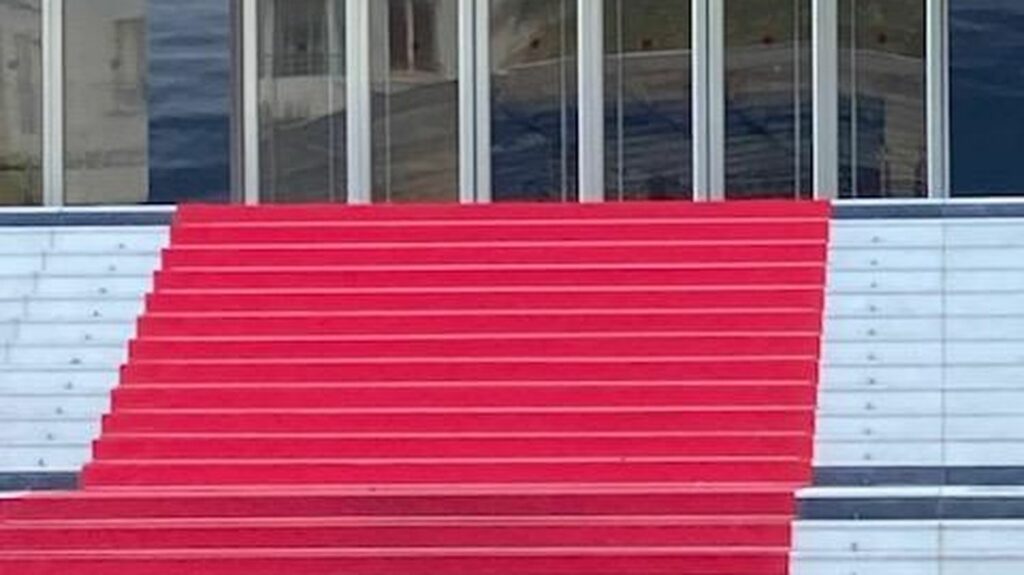 Festival de Cannes 2023 : la Croisette s'anime avec sa météo, ses photographes et... Bollywood
              A 24 heures de la cérémonie d’ouverture, la tension monte à Cannes. Pour les photographes amateurs, le Festival a déjà commencé. Le public commence à affluer du monde entier. Reportage.