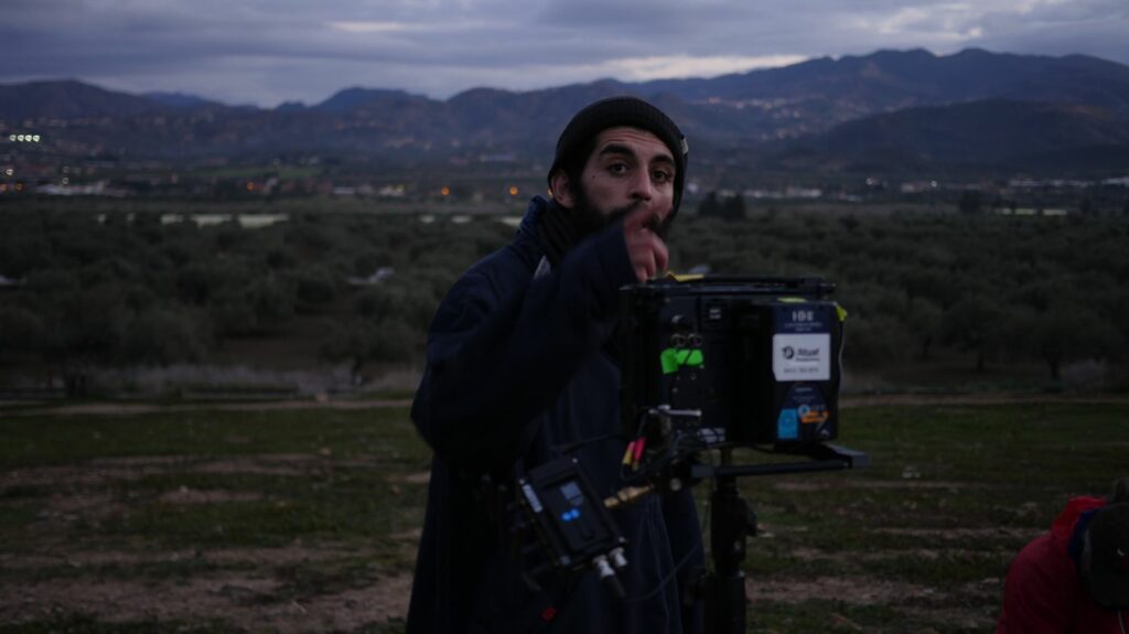 Festival de Cannes 2023 : rencontre avec Mouloud Aït Liotna, réalisateur de "La maison brûle, autant se réchauffer", premier film kabyle sur la Croisette
                  Mouloud Aït Liotna propose un film contemplatif et introspectif. Il questionne le déracinement et le monde actuel. Rencontre avec un jeune cinéaste féru de Robert Bresson et de Tariq Teguia.