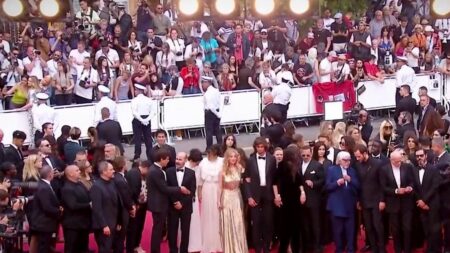 Festival de Cannes 2023 : une pluie de stars sur le tapis rouge
              Mardi 16 mai, la 76e édition du Festival de Cannes a commencé avec l'incontournable montée des marches. Johnny Depp, l'acteur controversé depuis son procès pour violences conjugales, s'est offert un bain de foule.