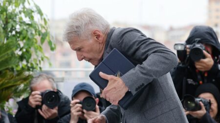 Festival de Cannes 2023 : dans les coulisses du photocall, un défilé de stars devant une nuée de photographes officiels
                  C’est un rituel. Quelques heures avant la projection des films, les acteurs et réalisateurs se prêtent au jeu du photocall. Ils posent devant des dizaines de photographes. Des clichés qui feront le tour du monde.