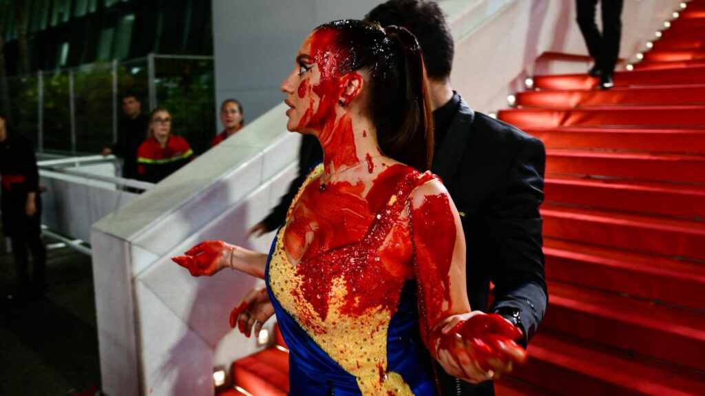 Festival de Cannes 2023 : une femme dans une robe aux couleurs de l'Ukraine s'asperge de faux sang sur le tapis rouge
                  Couverte de faux sang pour attirer l'attention sur la guerre en Ukraine, cette femmes s'est rapidement fait évacuer des marches du Palais des festivals