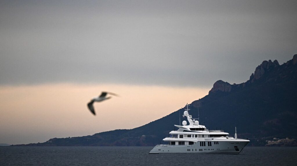 Festival de Cannes : un collectif veut "traquer" les yachts (et leurs émissions de CO2)
                  Le collectif va estimer la consommation de carburant de ces bateaux et appelle acteurs, réalisateurs et producteurs à ne plus s'afficher à leur bord pendant le Festival de Cannes