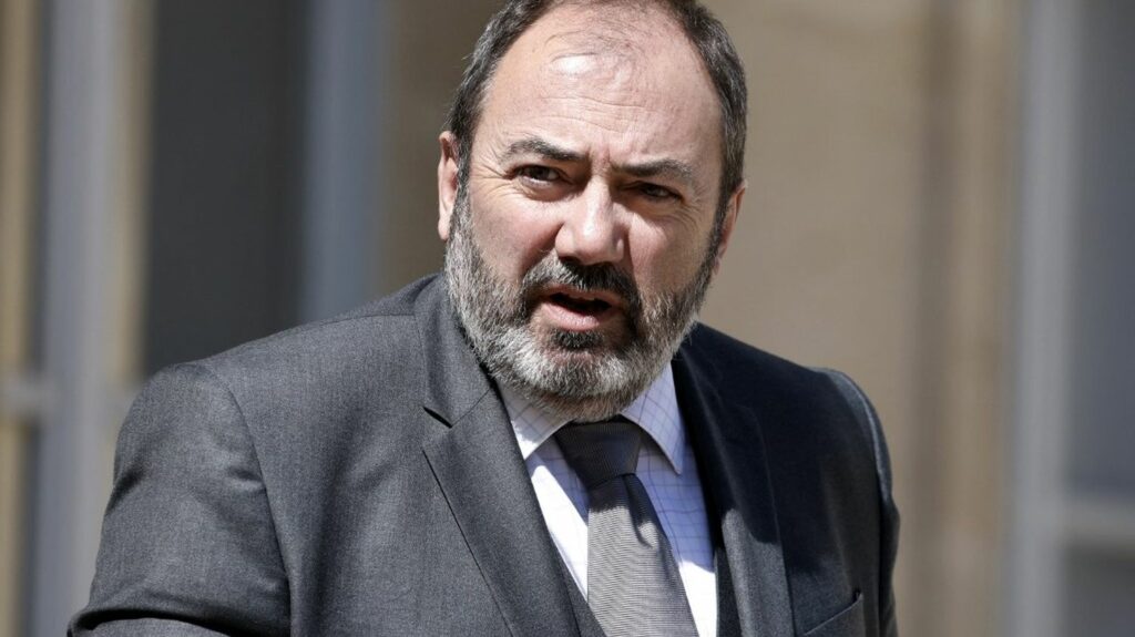 François Braun envisage d'ouvrir aux pharmaciens la prescription des cigarettes électroniques utilisées comme substituts nicotiniques
                  Ces prescriptions excluront les puffs, ces cigarettes électroniques jetables, qui ne permettent "en rien de sortir du tabagisme", estime le ministre de la Santé.