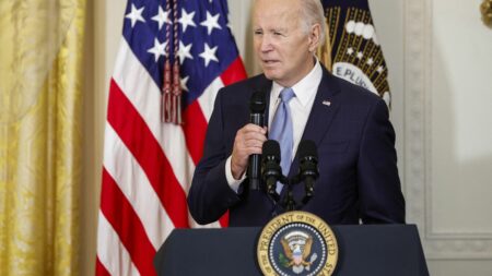 Grève à Hollywood : Joe Biden demande un accord "équitable" pour les scénaristes
                  Le Président des États-Unis ne s'était jusqu'ici pas exprimé sur ce conflit social, lui qui ne manque jamais une occasion d'apporter son soutien à des revendications syndicales.
