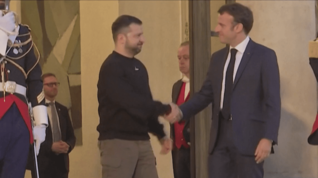Guerre en Ukraine : Volodymyr Zelensky a rencontré Emmanuel Macron
                  Volodymyr Zelensky est en tournée européenne. Dimanche 14 mai, il a été reçu par Emmanuel Macron. Pour cette deuxième visite en France depuis le début de la guerre, le président ukrainien a obtenu la promesse de nouveaux véhicules blindés.