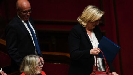 Immigration : on a comparé les propositions des Républicains avec celles du Rassemblement national
                  Les responsables de LR ont formulé plusieurs propositions sur l'immigration ce week-end dans "Le Journal du dimanche", dont une partie semble se rapprocher du programme du RN.