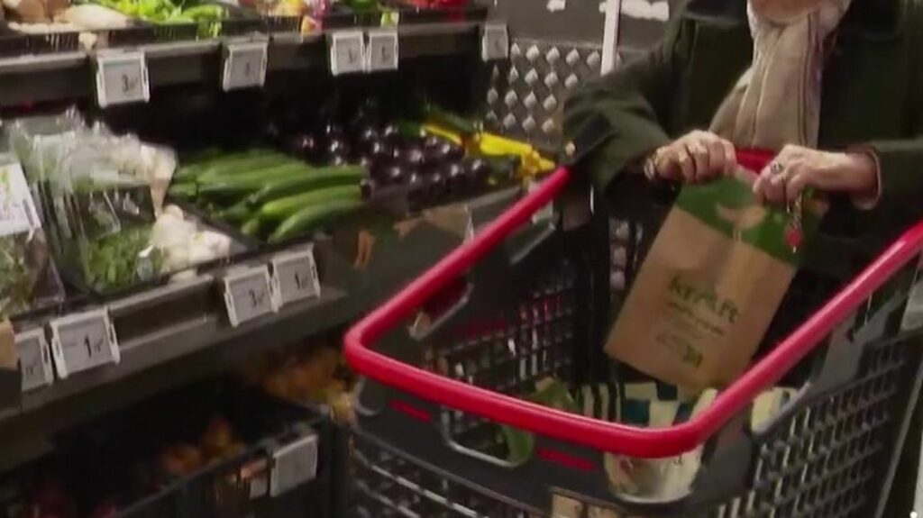 Inflation alimentaire : le gouvernement met la pression sur les acteurs de la grande distribution
                  Bruno Le Maire va recevoir, jeudi 11 mai, les poids lourds du secteur de la grande distribution. Le ministre de l'Économie veut leur mettre la pression pour faire baisser les prix de l'alimentaire. Les prix de certaines matières premières ont déjà baissé, sans impact sur le ticket de caisse.