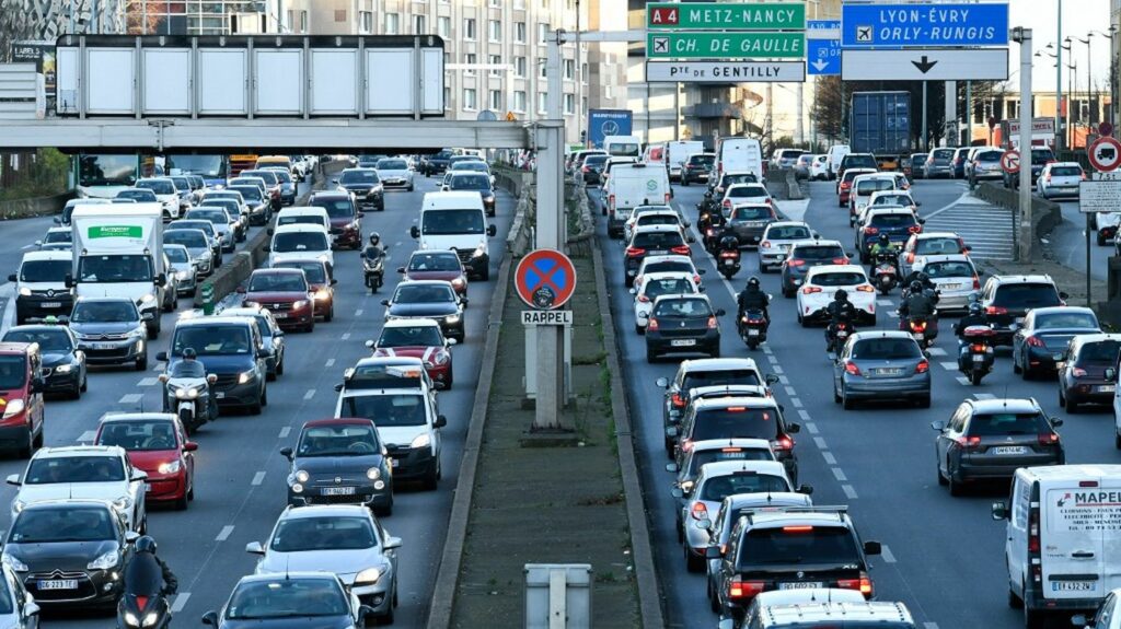 Dans la peau de l'info. Ce qu'il faut savoir du périphérique parisien qui fête ses 50 ans
                  Tous les matins, Léo Tescher se glisse dans la peau d'une personnalité, d'un événement, d'un lieu ou d'un fait au cœur de l'actualité.