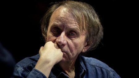 La justice néerlandaise autorise Houellebecq à visionner le film érotique dans lequel il joue avant sa diffusion
                  Michel Houllebecq a obtenu en appel le droit de voir avant sa diffusion le film érotique "Kirac 27" du cinéaste néerlandais Stefan Ruitenbeek et la possibilité de s'opposer à certaines images. Comme lors du premier procès, les juges ont en outre rejeté la demande de l'écrivain de bloquer la sortie.