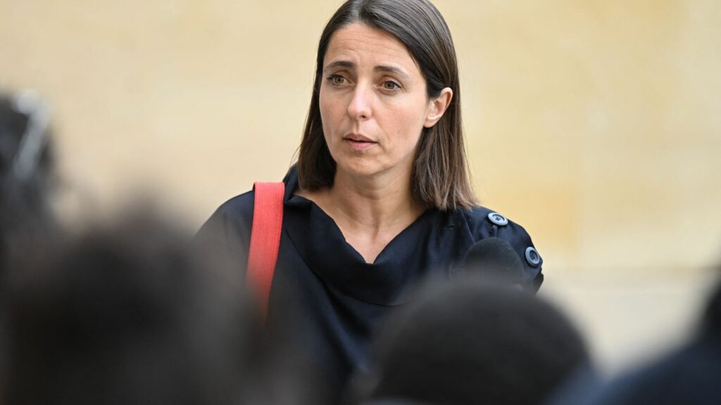 La CGT refuse une "proposition" de réunion multilatérale avec Emmanuel Macron sans annonces sur les retraites ou les salaires
                  Dernière à rencontrer la Première ministre, la secrétaire générale du syndicat, Sophie Binet, s'est dite "en colère" à l'issue du rendez-vous, mercredi soir.