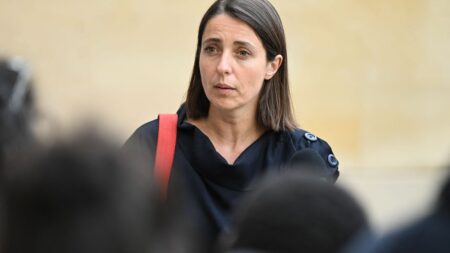 La CGT refuse une "proposition" de réunion multilatérale avec Emmanuel Macron sans annonces sur les retraites ou les salaires
                  Dernière à rencontrer la Première ministre, la secrétaire générale du syndicat, Sophie Binet, s'est dite "en colère" à l'issue du rendez-vous, mercredi soir.
