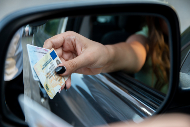 La France va tester les permis de conduire numériques alors que le passage en ligne s'accélère