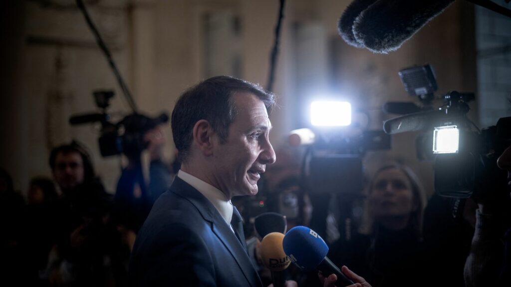 Manifestation de l'ultradroite : "C'était gênant, dérangeant et même contraire à nos principes de voir des gens cagoulés défiler" réagit le député RN Laurent Jacobelli
                  Le RN réfute toute proximité avec la manifestation d'ultradroite du samedi 6 mai à Paris. "Toute manifestation qui pourrait amener de la violence est interdite en France" rappelle le porte-parole du parti d'extrême droite.
