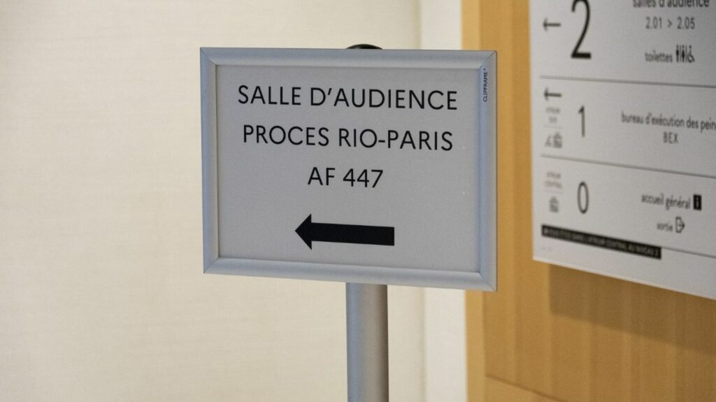 Crash du Rio-Paris : le parquet général fait appel de la relaxe d'Airbus et d'Air France
                  Le tribunal correctionnel de Paris avait mis hors de cause, le 17 avril, les deux entreprises, jugeant que, si des "fautes" avaient été commises, "aucun lien de causalité certain" avec l'accident n'avait "pu être démontré".