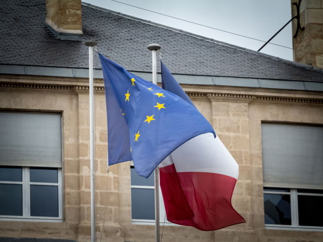 Les députés votent pour édulcorer la loi pour que toutes les mairies françaises arborent le drapeau de l'UE