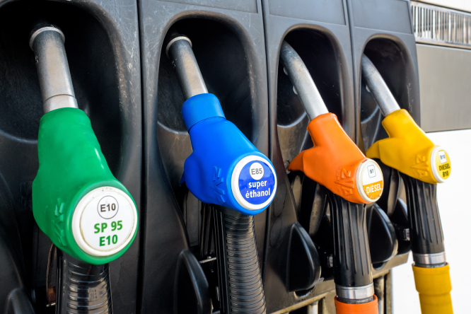 Les prix de l'essence restent élevés en France malgré des baisses dans de nombreux pays de l'UE