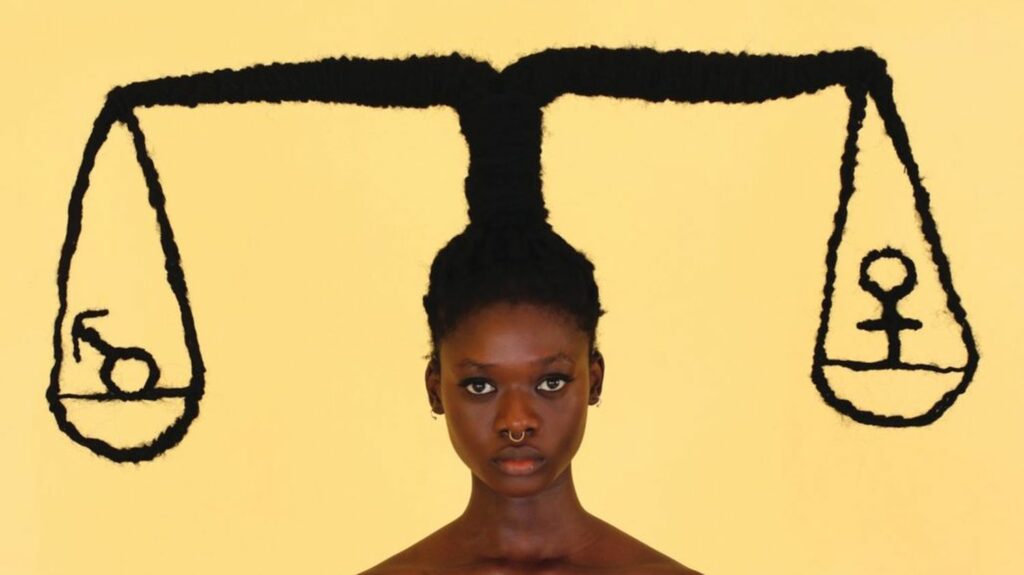 "Love &amp; Justice" : escapade guidée dans les cheveux et la tête de l'artiste ivoirienne Laetitia Ky
                  Le premier livre de Laetitia Ky est une invitation à faire connaissance avec la jeune femme qui sculpte ses cheveux. Son travail, qui s'est diffusé sur les réseaux sociaux depuis sa Côte d'Ivoire natale, fait d'elle une porte-voix.