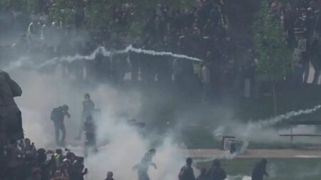 Manifestations : comment lutter contre les black blocs ?
                  Lundi 1er mai, de nouvelles tensions ont eu lieu en marge des manifestions. Un scénario devenu presque habituel ces dernières semaines qui relance à nouveau cette question : quel arsenal juridique face aux black blocs ?