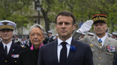 Propos d'Élisabeth Borne sur le RN : le recadrage d'Emmanuel Macron divise la majorité et réjouit les députés du Rassemblement national
                  Lors du Conseil des ministres, le président de la République a estimé qu'on "ne combat pas l'extrême droite avec les mots des années 90".