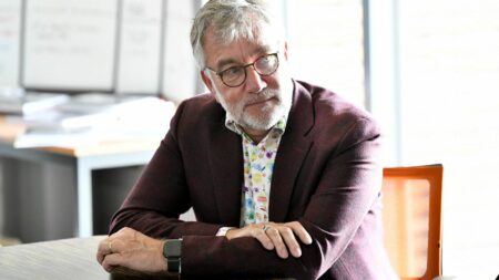 Après sa démission, le maire de Saint-Brevin-les-Pins estime que l'Etat ne s'est "pas tenu à ses côtés"
              L'élu a été confronté à des rassemblements et des actes d'intimidation, après l'annonce du déménagement d'un centre d'accueil pour demandeurs d'asile dans la station balnéaire.
