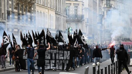 Vidéo



  

  
  


      


      

      
        VIDÉO. Manifestation d'ultradroite à Paris : "Ce n'est pas parce qu’on n’interdit pas une manifestation qu'on la cautionne", assume le préfet de police de Paris
                  La manifestation d'extrême droite du samedi 6 mai à Paris a été autorisée par la préfecture de police. Le préfet de police de Paris, Laurent Nuñez, assume cette décision tout en assurant continuer la lutte contre l'ultradroite.