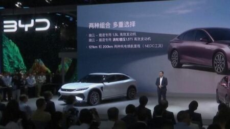 Chine : le marché automobile du pays dominé par les véhicules électriques
                  En Chine, le salon automobile "Auto Shanghai 2023" ouvre ses portes le mardi 18 avril. Le journaliste Arnauld Miguet, présent sur place, explique que la Chine souligne son temps d'avance sur le reste du monde en matière de véhicules électriques.
