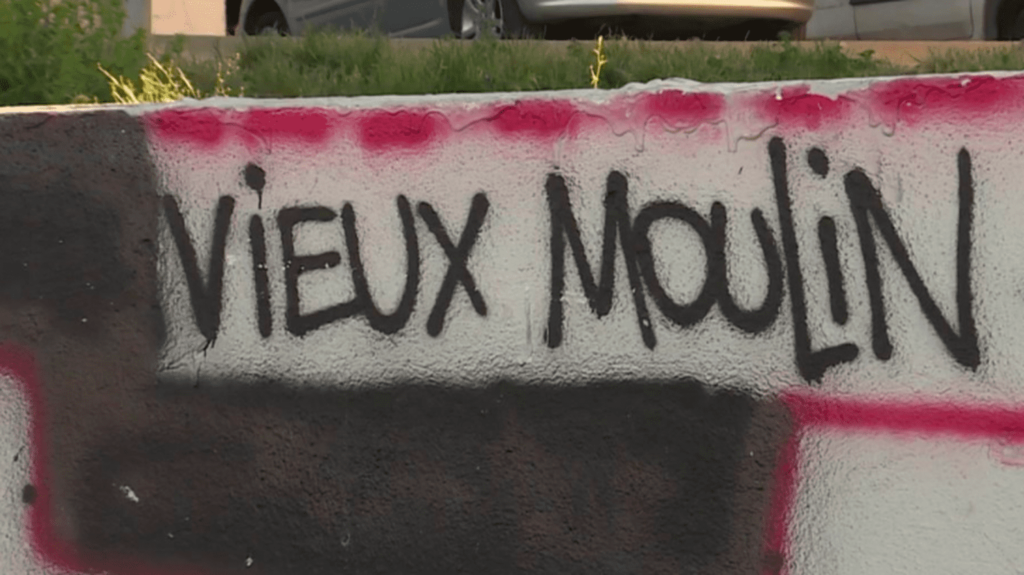 Marseille : une mère de famille de 43 ans tuée dans une fusillade
              Une fusillade a eu lieu dans une cité du 14e arrondissement de Marseille, dans la soirée du mercredi 10 mai. Une femme de 43 ans est morte, certainement une victime collatérale de règlements de comptes près d’un point de deal.