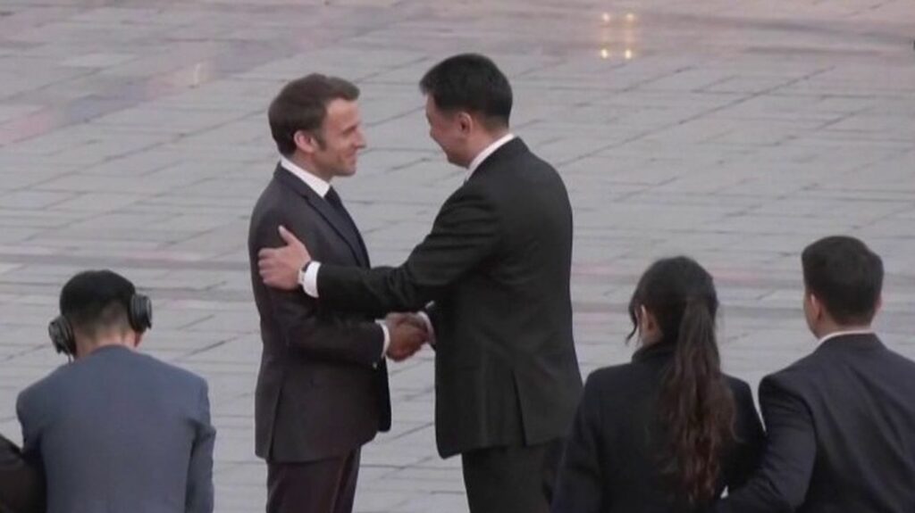 Mongolie : un déplacement stratégique pour Emmanuel Macron
                  Après le G7 organisé à Hiroshima, au Japon, le président de la République a profité du voyage retour pour passer quelques heures à Oulan-Bator, en Mongolie, dimanche 21 mai. L'objectif était de créer de nouveaux liens avec ce pays qui dépend beaucoup de la Russie et de la Chine.