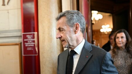 Affaire des écoutes : pourquoi Nicolas Sarkozy n'ira pas en détention, malgré deux condamnations à de la prison ferme
                  L'ancien chef de l'Etat a été condamné en appel à trois ans de prison, dont un an ferme, dans le dossier des écoutes. Il avait déjà été condamné à un an ferme dans l'affaire Bygmalion. Si ces condamnations ne sont pas définitives, la loi prévoit que jusqu'à un an de prison, les peines peuvent être aménagées.