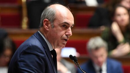 Propos d'Elisabeth Borne sur le RN : Olivier Marleix dénonce le "cynisme" d'Emmanuel Macron après le recadrage de sa Première ministre
                  Le patron des députés LR accuse le chef de l'état de mener un double jeu entre diabolisation et banalisation du Rassemblement national, pour servir ses intérêts électoraux.