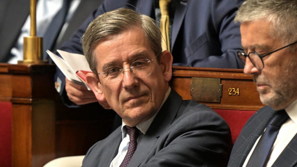 Réforme des retraites : dénonçant un "braquage démocratique", l'opposition ulcérée par les "manœuvres" du gouvernement pour saboter la proposition de loi Liot
                  Pro et anti-réforme des retraites remontent sur le ring pour l'examen de la proposition de loi Liot en commission à l’Assemblée nationale. La majorité a élaboré un plan pour torpiller le texte et éviter d'avoir à le voter dans l'hémicycle le 8 juin. Une attitude qui exaspère les groupes d'opposition.