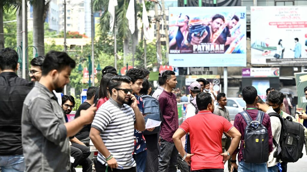 "Pathaan", premier film indien projeté dans les cinémas du Bangladesh en 50 ans
              Les productions indiennes n'étaient plus projetées dans le pays depuis près d'un demi-siècle. La diffusion de ce film indien rencontre un grand succès au Bangladesh, vendredi 12 mai.