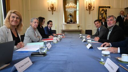 Violences contre les élus : ce que contient le plan annoncé par la ministre chargée des Collectivités territoriales Dominique Faure
                  Dominique Faure veut "arrêter cette spirale infernale de la violence faite aux élus dans notre République". La ministre a présenté les principales mesures de son plan de lutte.