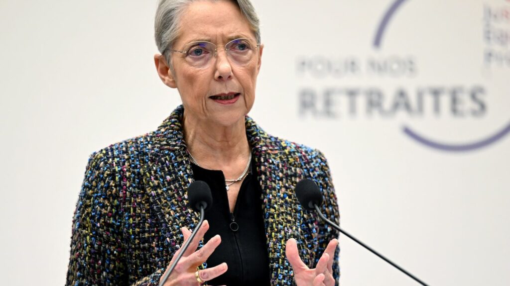 Politique : le gouvernement lance de nouvelles réformes pour oublier la question des retraites
              Le président de la République avait annoncé un calendrier de réforme sur 100 jours, après la promulgation de la réforme des retraites. Les chantiers à venir sont nombreux sur la table du gouvernement, mais les syndicats n'ont pas l'intention d'oublier la question des retraites.