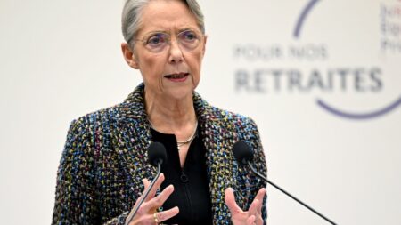 Politique : le gouvernement lance de nouvelles réformes pour oublier la question des retraites
              Le président de la République avait annoncé un calendrier de réforme sur 100 jours, après la promulgation de la réforme des retraites. Les chantiers à venir sont nombreux sur la table du gouvernement, mais les syndicats n'ont pas l'intention d'oublier la question des retraites.
