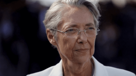 Politique : Elisabeth Borne fête ses un an à Matignon
              Elisabeth Borne passe son premier anniversaire à Matignon, en compagnie des syndicats, qu’elle reçoit ce mardi 16 mai. Dans un contexte social fragile, les appels à sa démission se multiplient, mais le président semble la soutenir. Retour sur cette première année à Matignon.