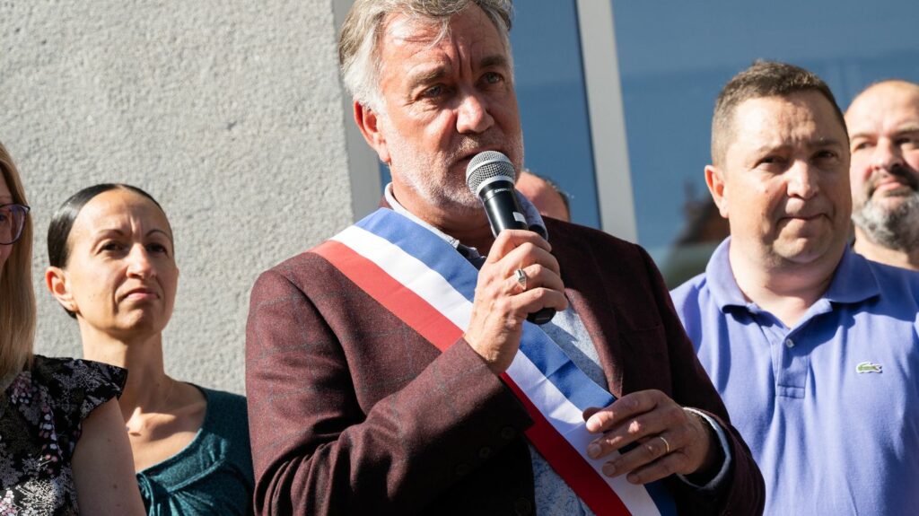 Loire-Atlantique : le préfet a donné son accord à la démission du maire de Saint-Brevin-les-Pins
                  Yannick Morez avait exprimé sa volonté de quitter ses fonctions ainsi que la commune de Saint-Brevin après avoir fait l'objet de menaces et de violences.