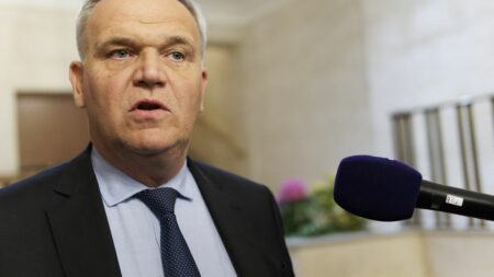 Démission du maire de Saint-Brevin : "Il n'est pas question que ce qu'il a subi reste sans suite", estime le président de la commission des lois du Sénat
              Les élus "ne doivent pas être laissés seuls" François-Noël Buffet exige des mesures après la démission du maire de Saint-Brévin-les-Pins, à la suite de l'incendie criminel de sa maison. Yannick Morez a été invité par le Sénat pour être auditionné devant la commission des lois mercredi 17 mai.