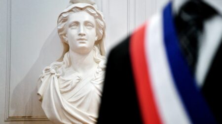 Protection des candidats et de leurs entourages, soutien psychologique... La majorité fait dix propositions pour lutter face aux violences contre les élus
                  Renaissance fait dix propositions pour compléter le plan de lutte contre les violences faites aux élus présenté le 17 mai par le gouvernement. Le parti présidentiel veut accorder une attention toute particulière à l'entourage des élus.
